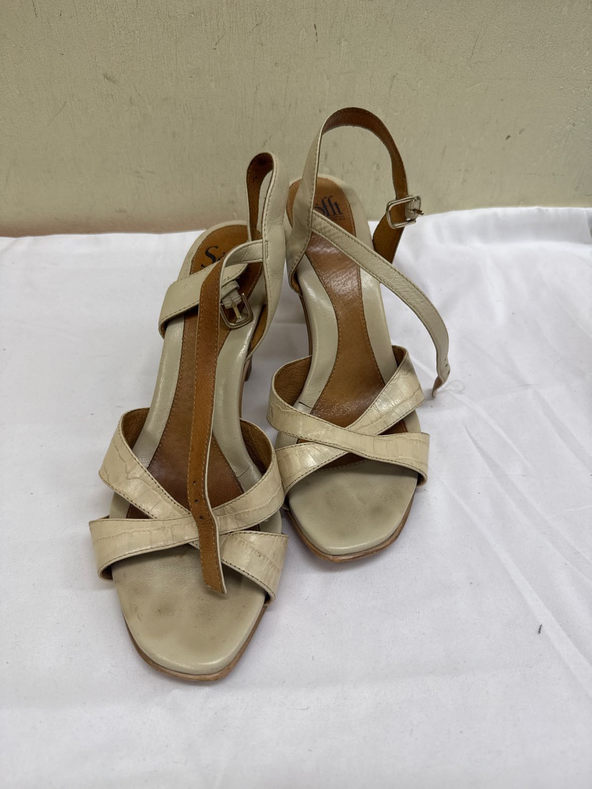 Sofft Women's Size 9 Off-White Sandals