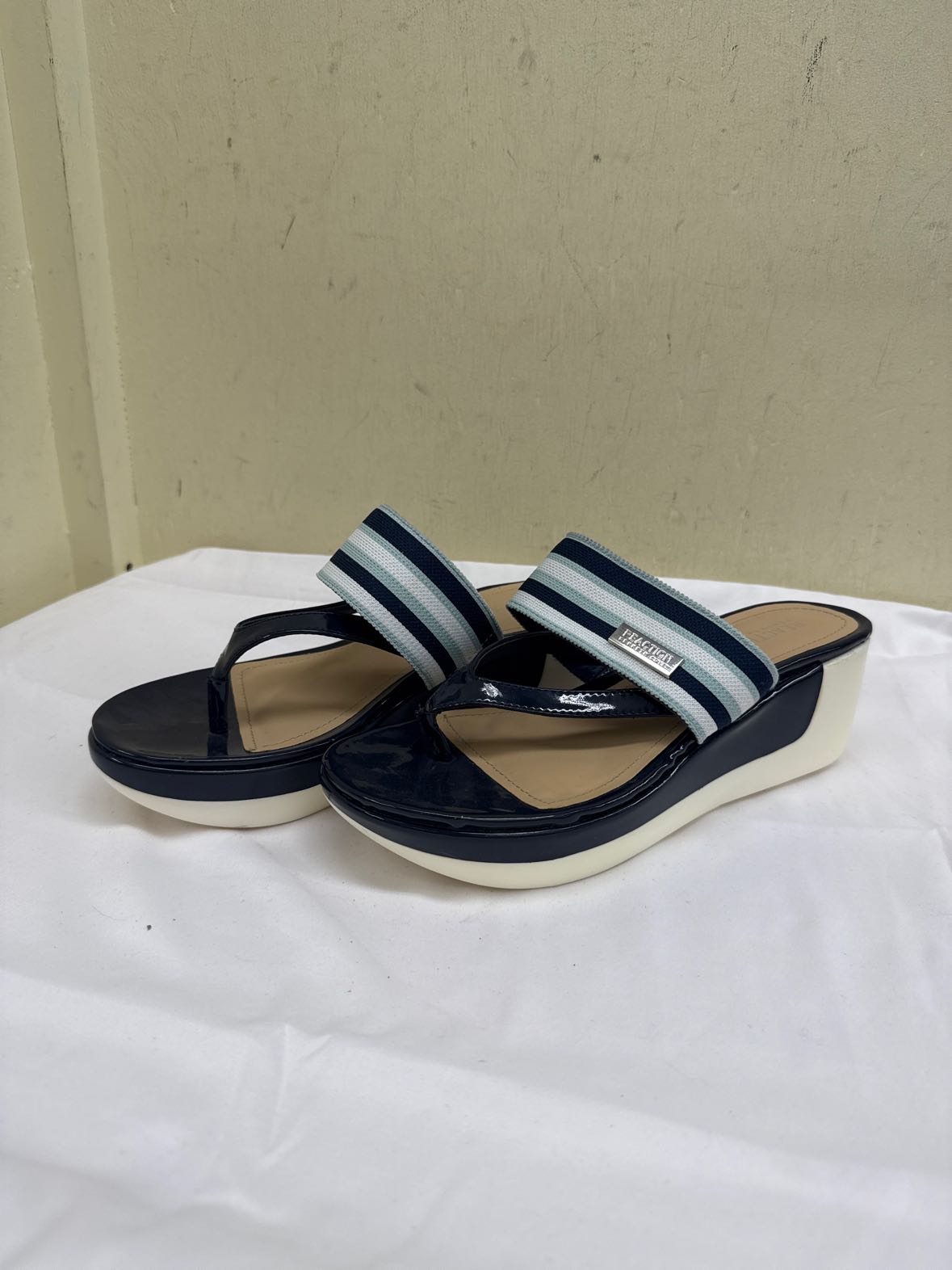 Kenneth Cole Women's Size 7-1/2 Blue Sandals