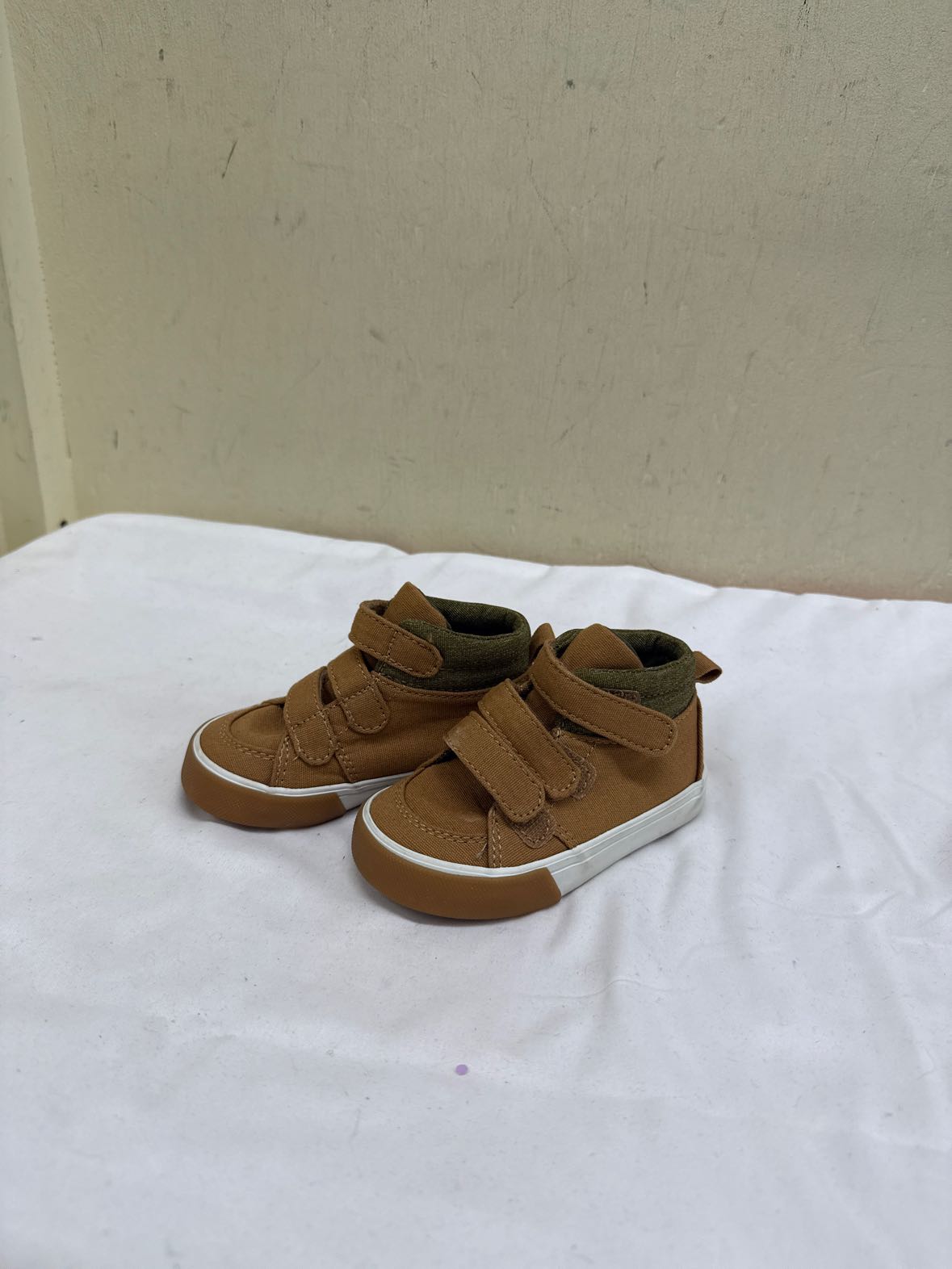 Old Navy Boy's Size 5 Brown Shoes