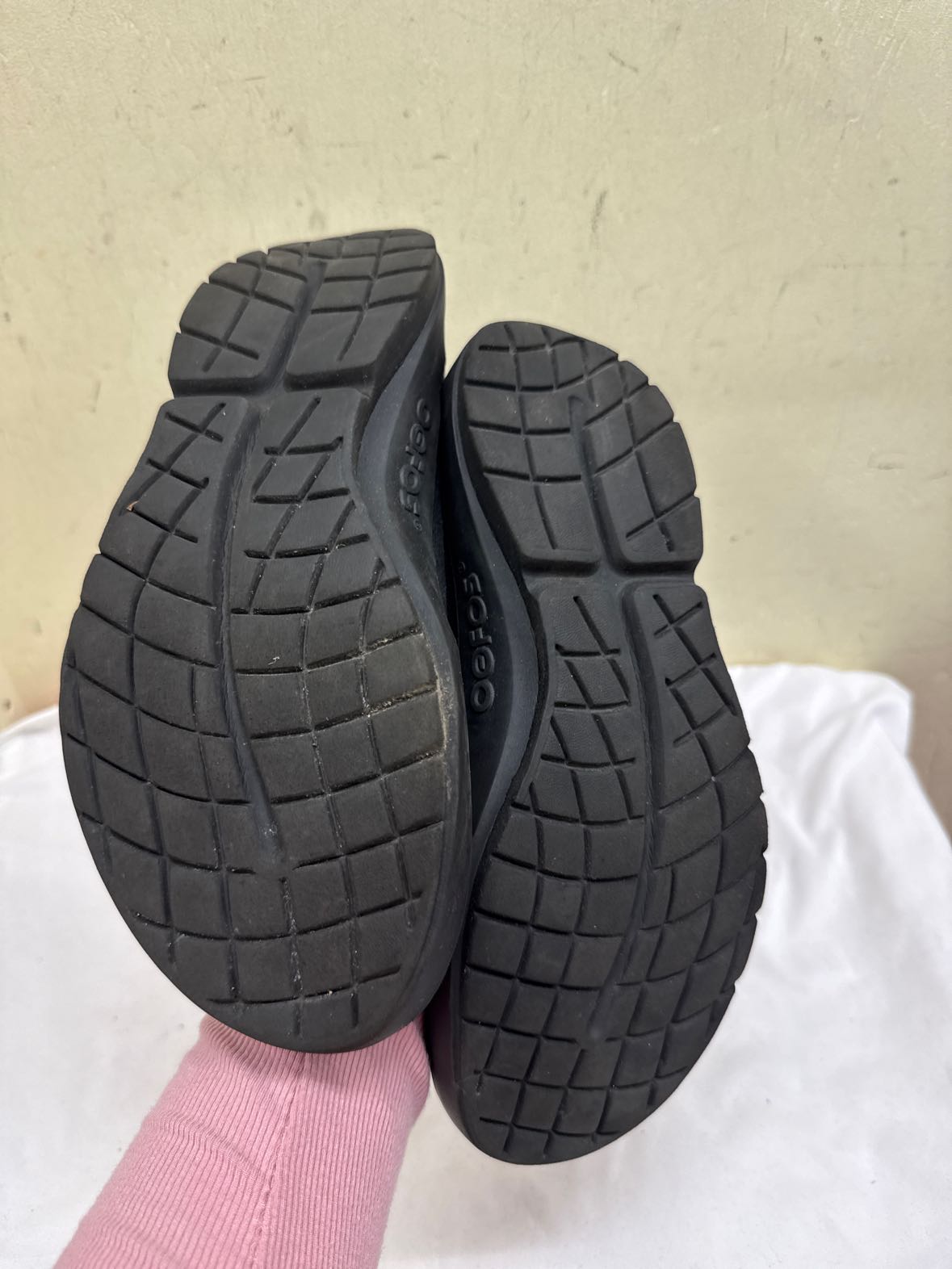 Oofos Women's Size 11 Black Flats Shoes