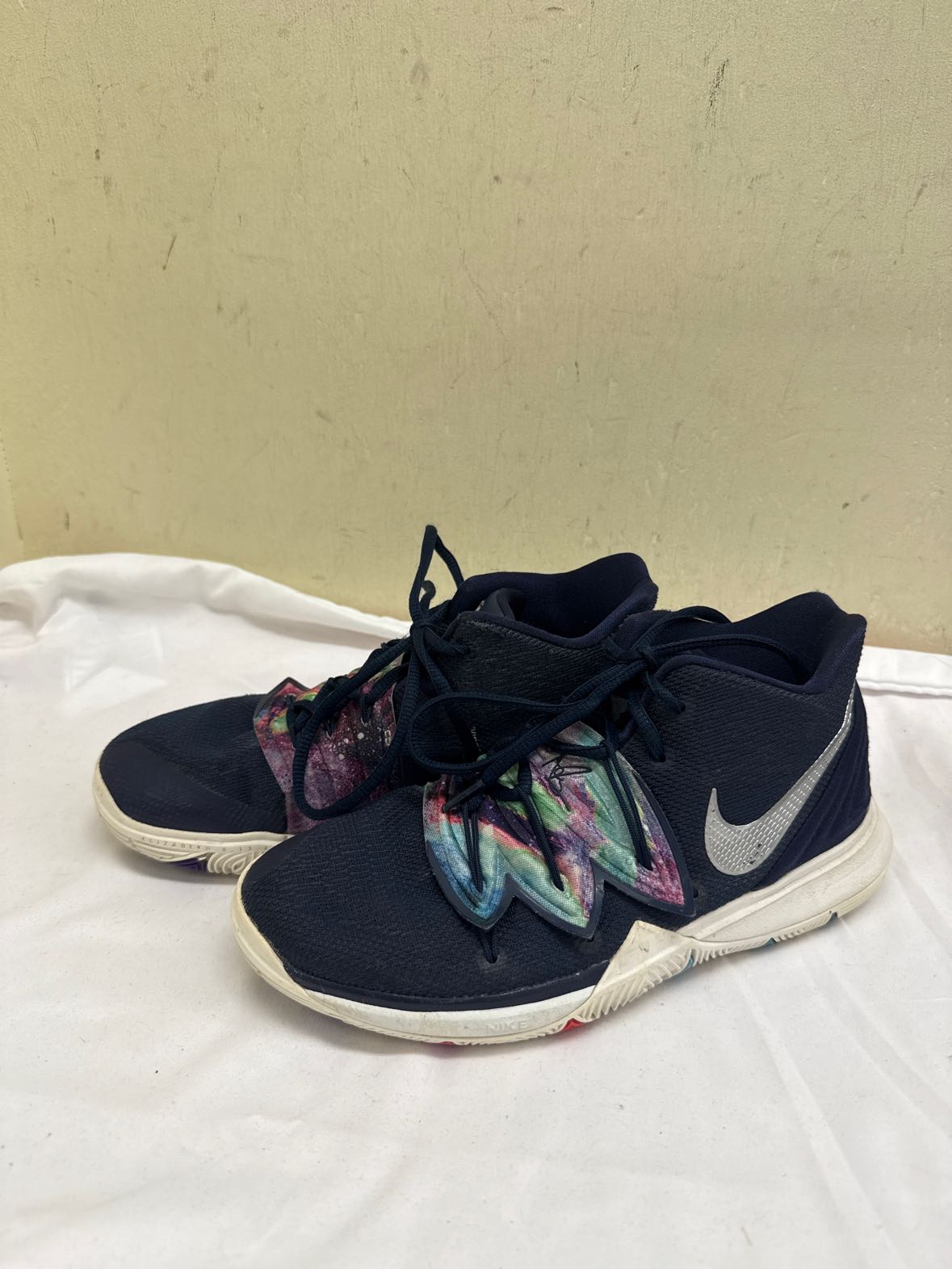 Nike Kyrie 5 Mid Galaxy Boy's Size 5-1/2 Navy Sneakers