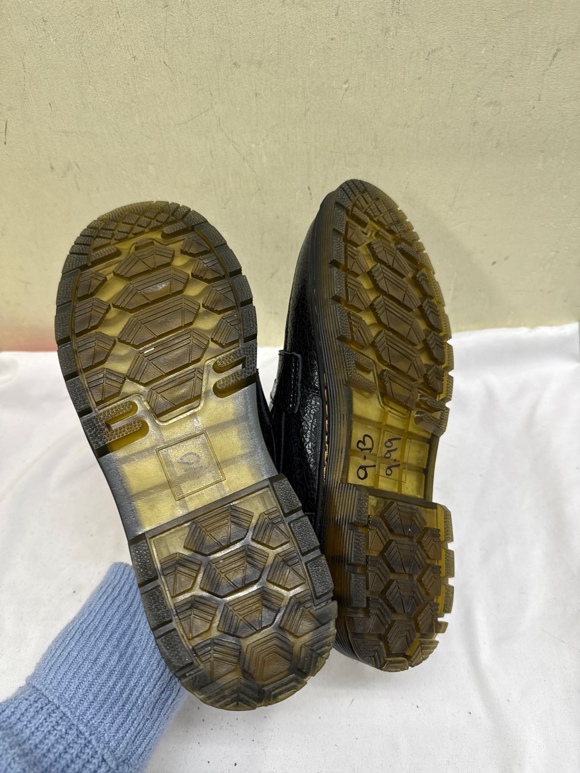 Clakblrg Women's Size 9-1/2 Black Flats Shoes