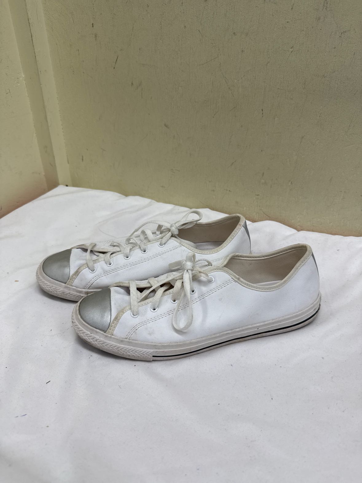 Converse Women's Size 9 White Sneakers Shoes