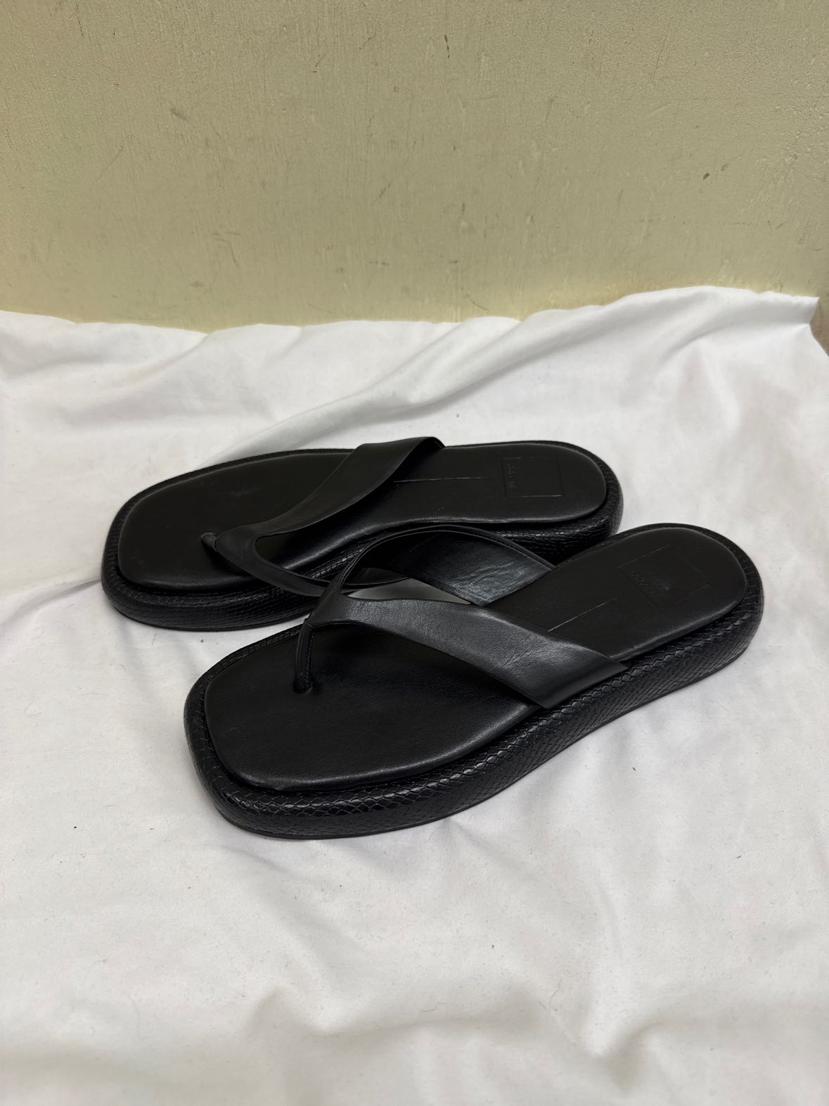 Dolce Vita Women's Size 8 Black Sandals Shoes