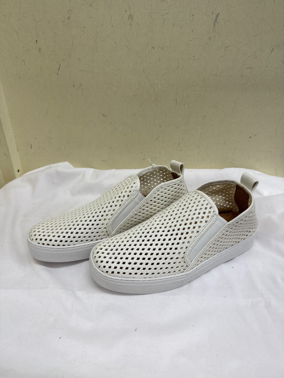 NWT Jibs Women's Size 8 White Flats Shoes