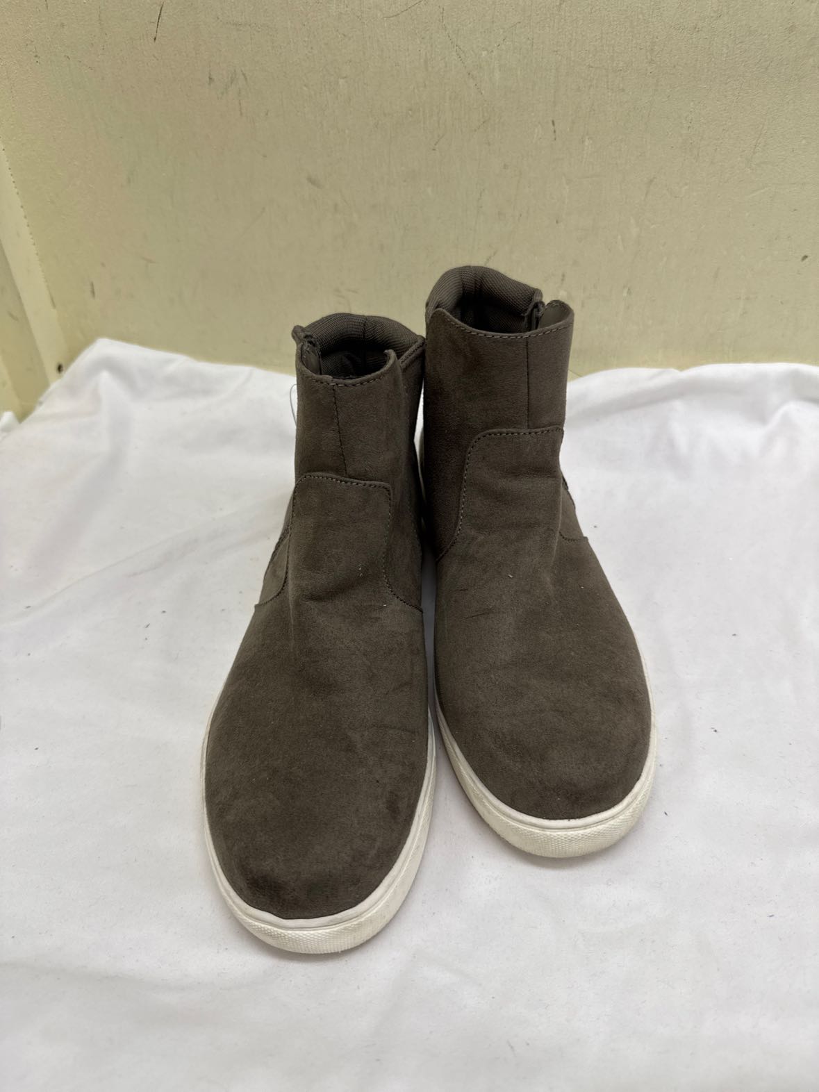 Izod Women's Size 9 Gray Boots Shoes