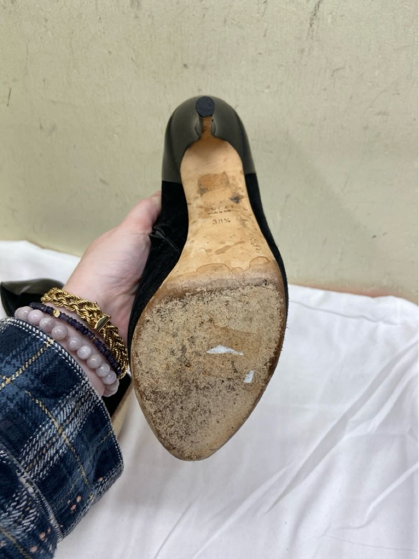 Gucci Women's Size 38-1/2 = 8 Black Pumps AS IS - wear on soles