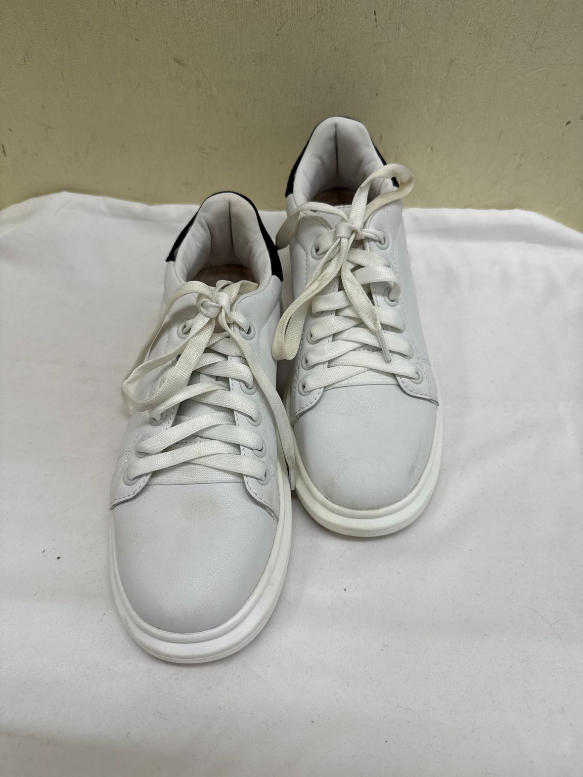 New Endostar Women's Size 9 White Sneakers Shoes