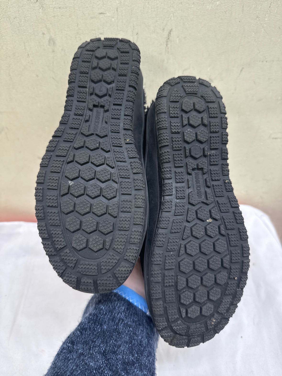 Minnetonka Women's Size 7 Black Slippers