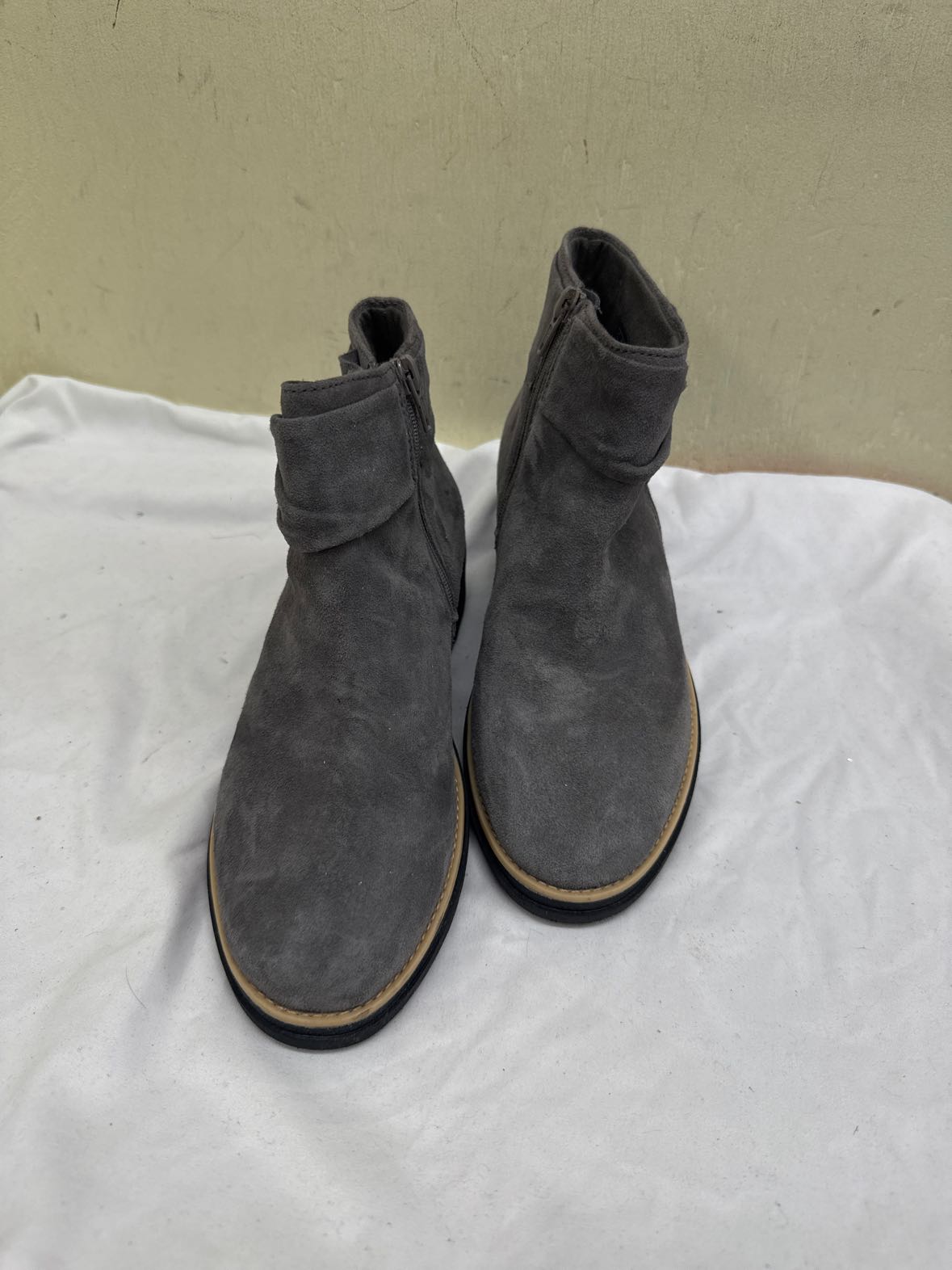 Clarks Women's Size 7 Gray Boots Shoes