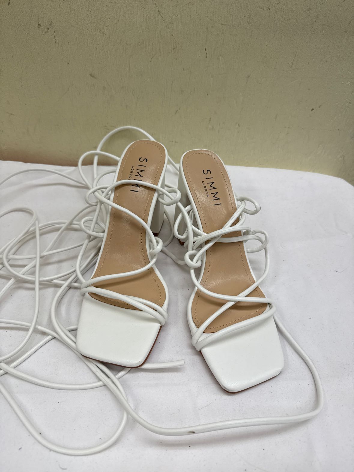 Simmi Women's Size 7 White Sandals Shoes