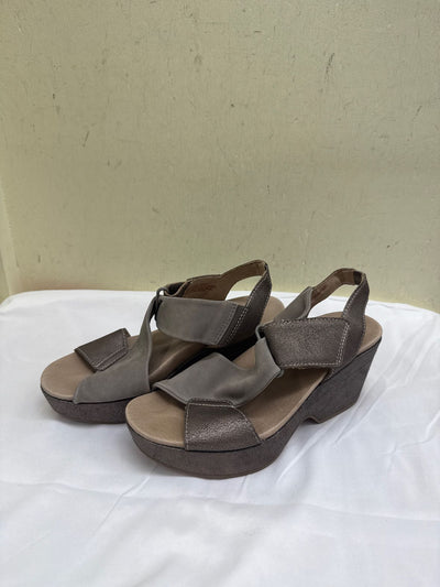 Earth Women's Size 7 Gray Sandals