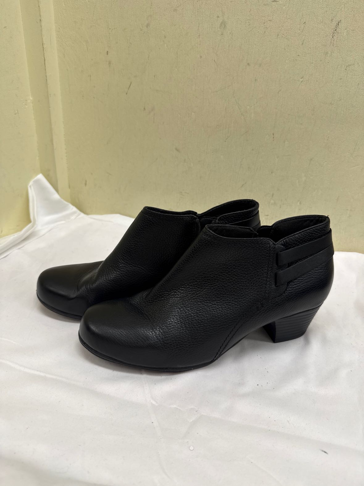 Clarks Women's Size 7 Black Boots Shoes
