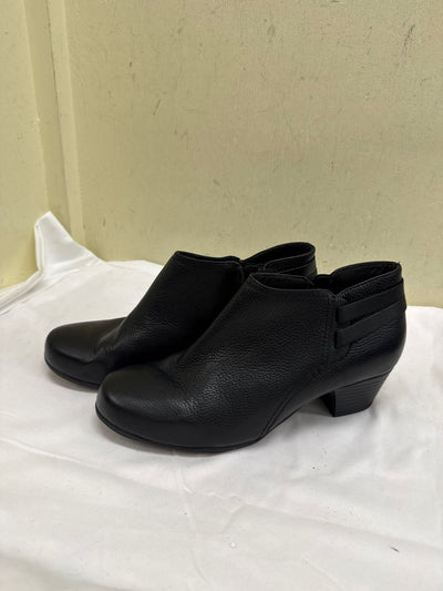 Clarks Women's Size 7 Black Boots Shoes