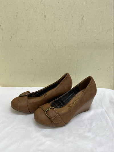 Mudd Women's Size 6 Brown Pumps