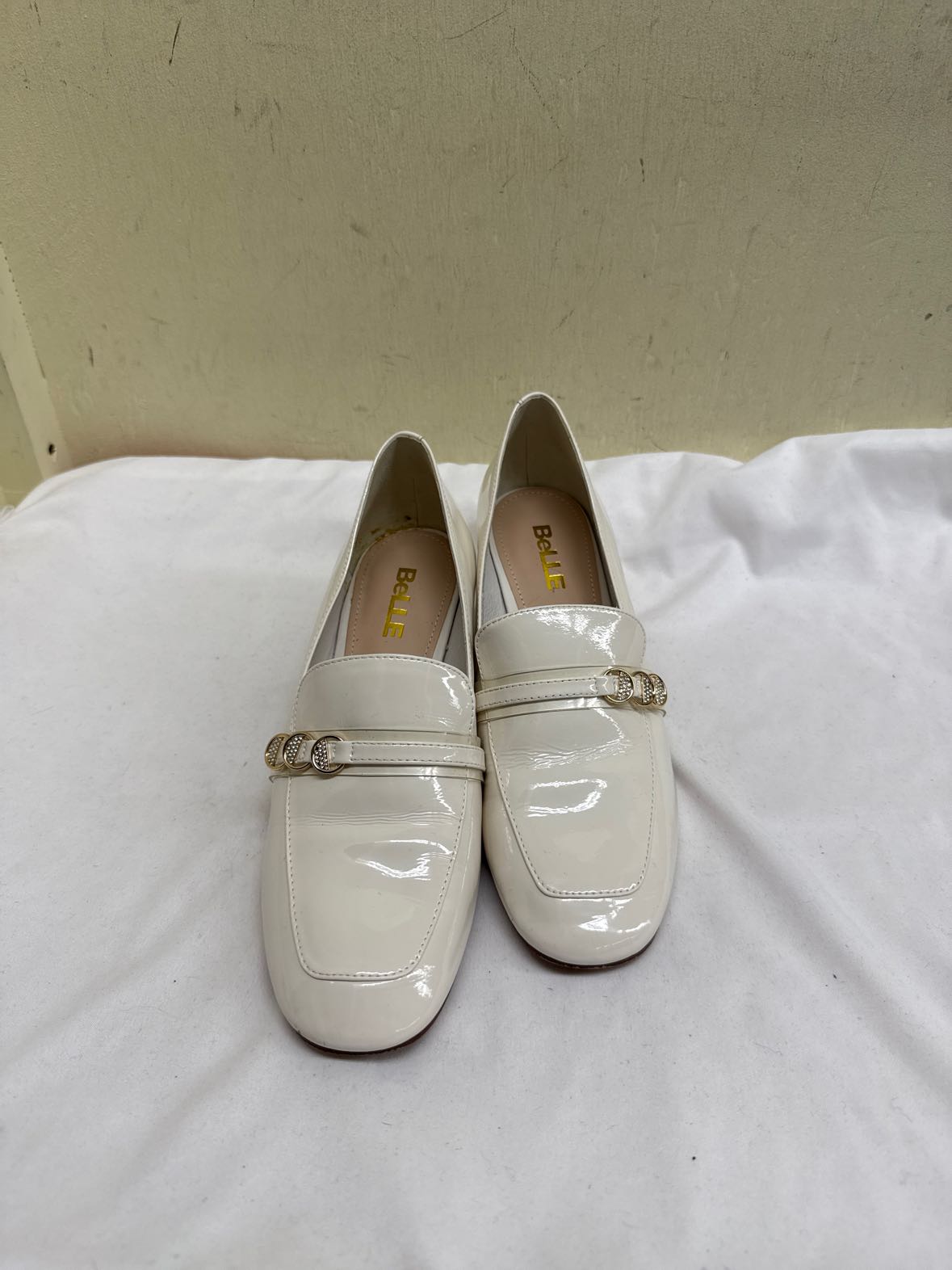 Belle Women's Size 6-1/2 White Pumps Shoes