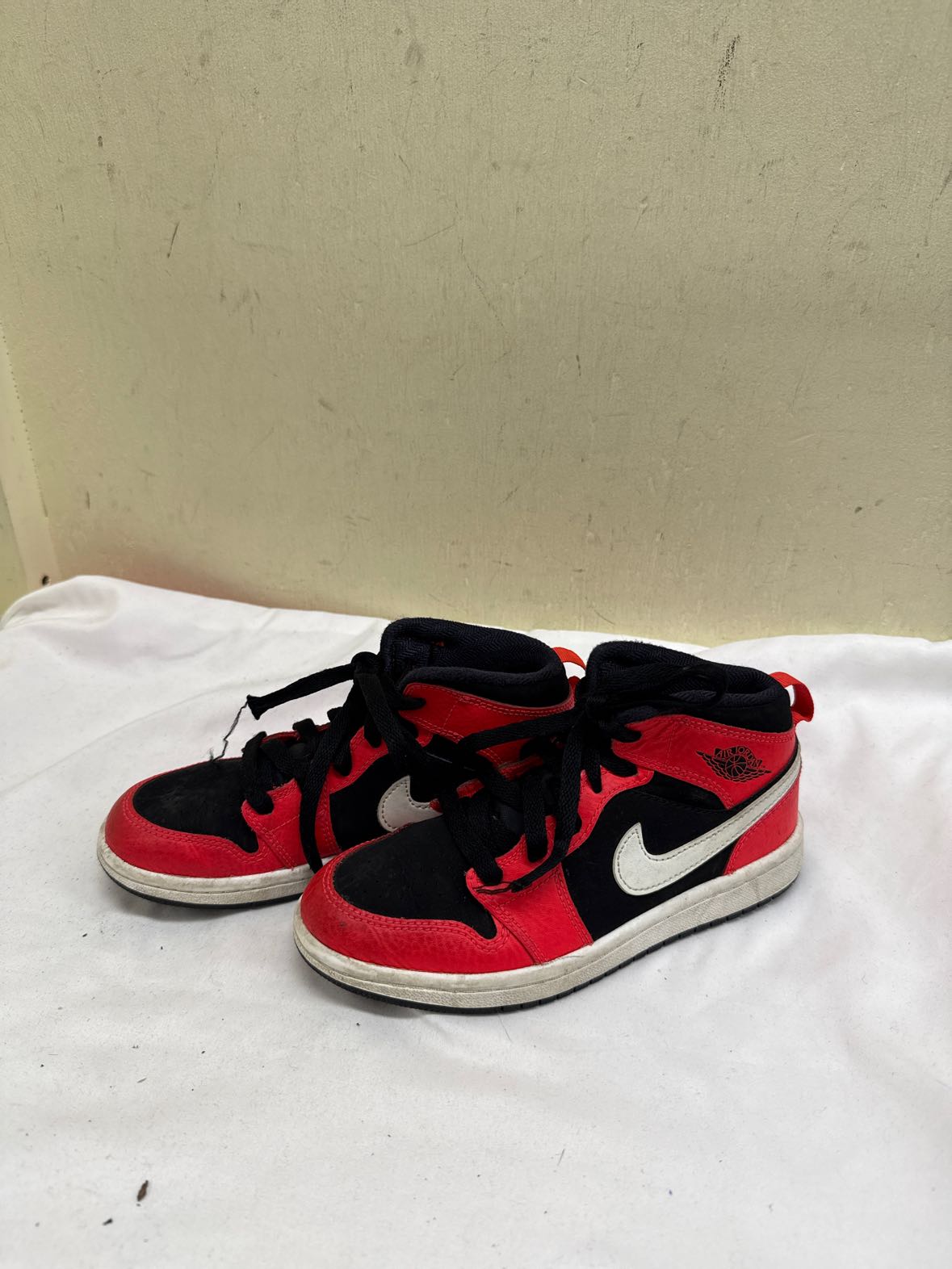 Nike Boy's Size 1 Red Sneakers