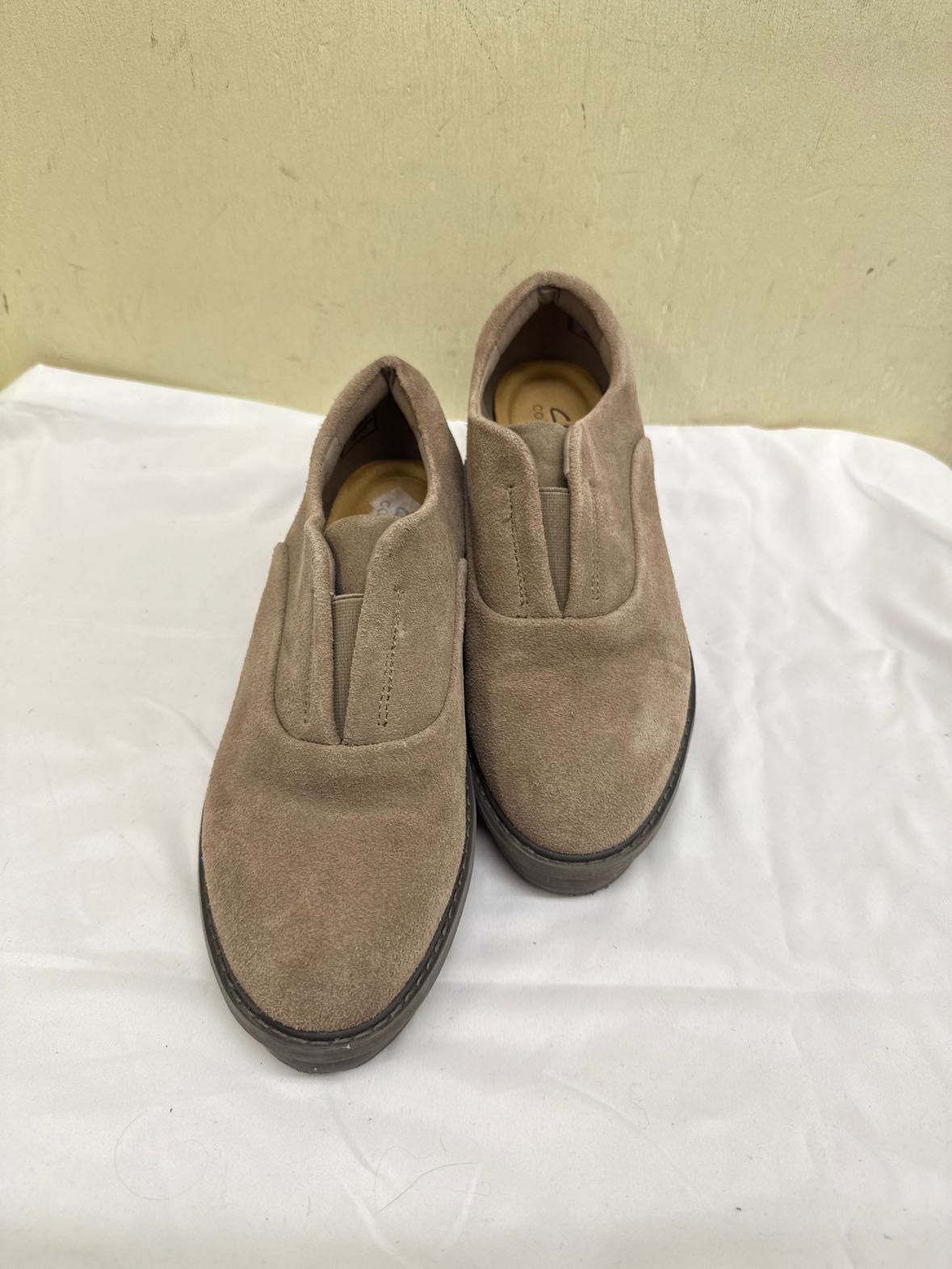 Clarks Women's Size 9 Tan Flats Shoes