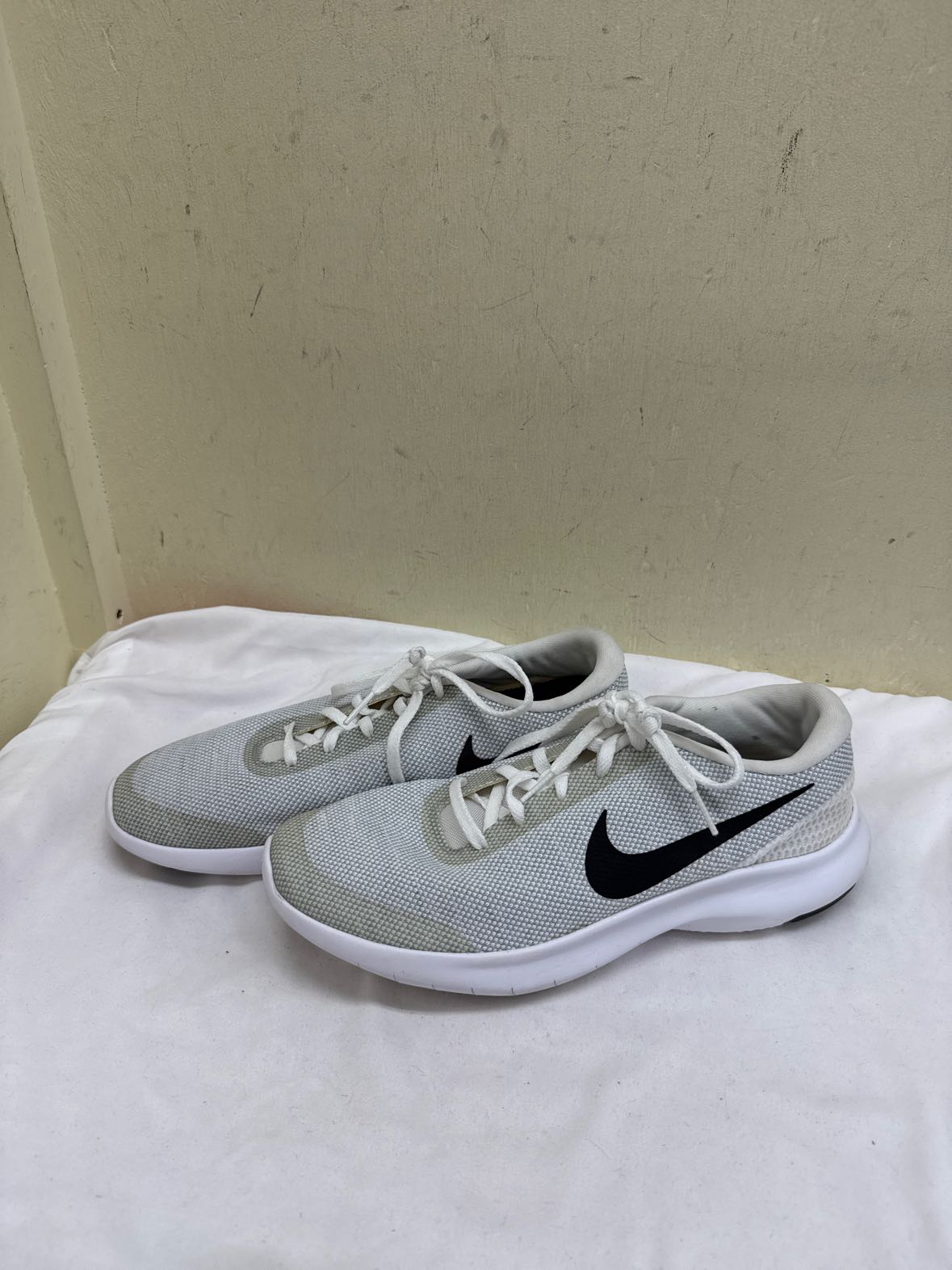 Nike Women's Size 9 White Sneakers Shoes