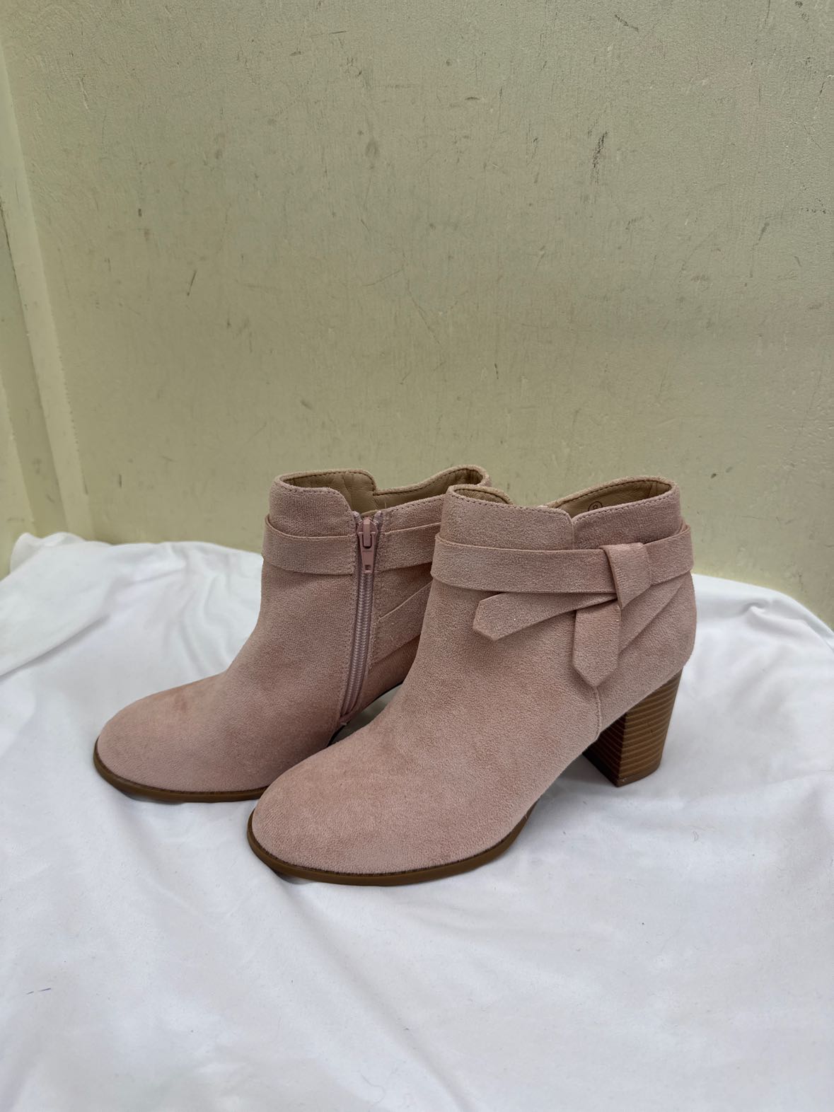 Women's Size 8 Pink Boots Shoes