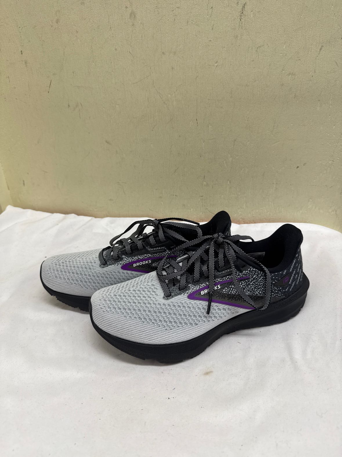 Brooks Women's Size 6-1/2 Gray Sneakers Shoes