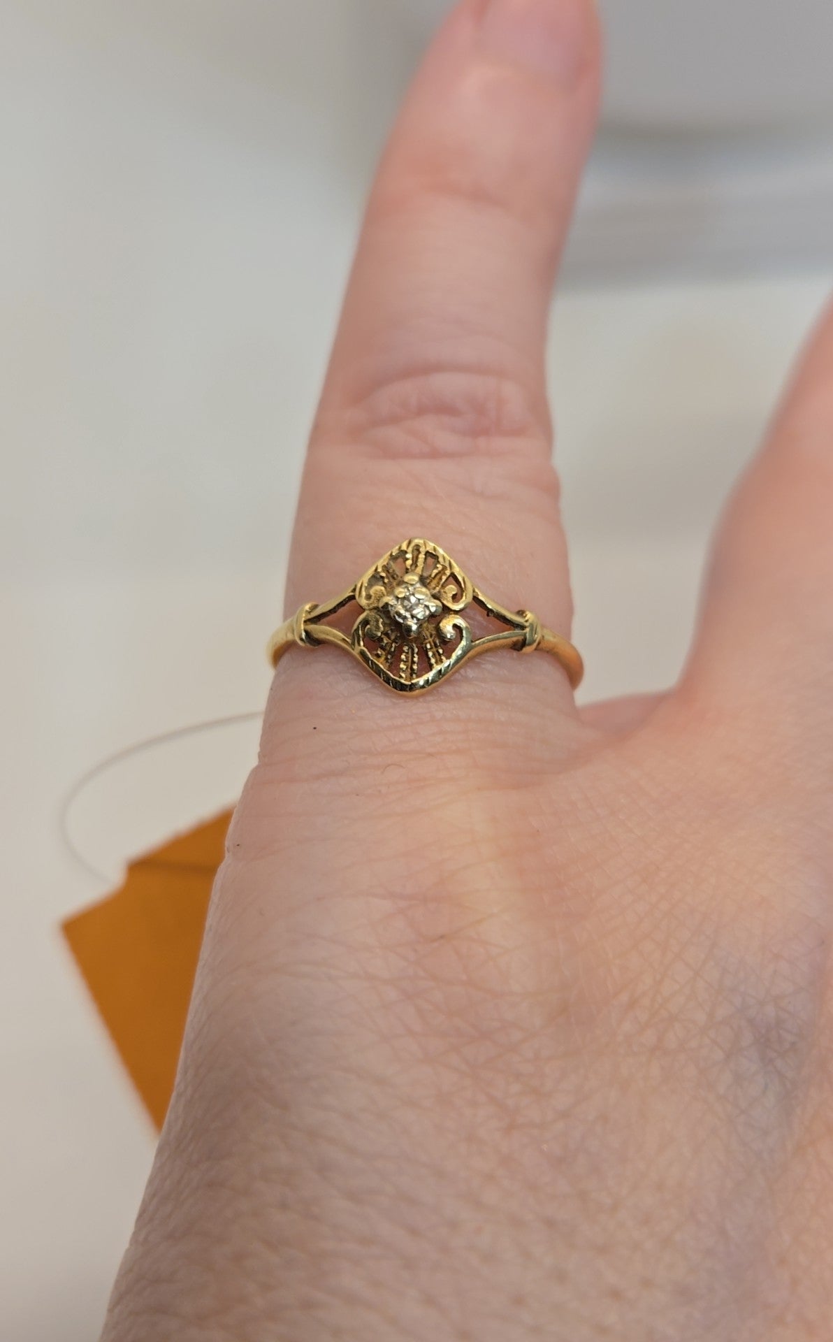10k Yellow Gold ring size 7 with diamond accent 1.0g