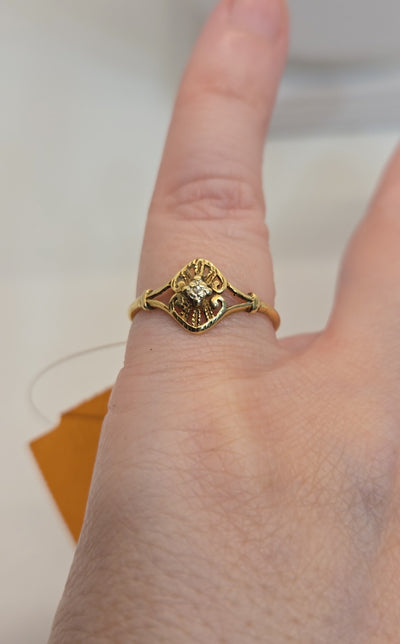 10k Yellow Gold ring size 7 with diamond accent 1.0g