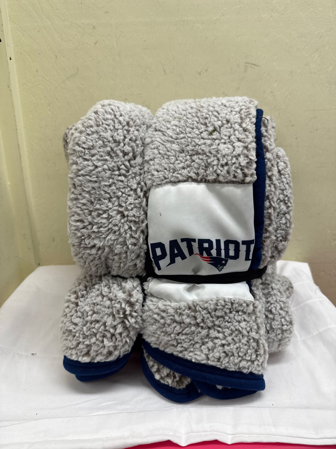 NWT Patriots Sherpa Throw and Pillow Set