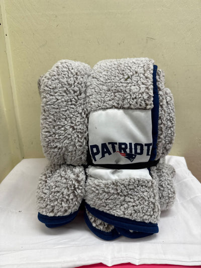 NWT Patriots Sherpa Throw and Pillow Set