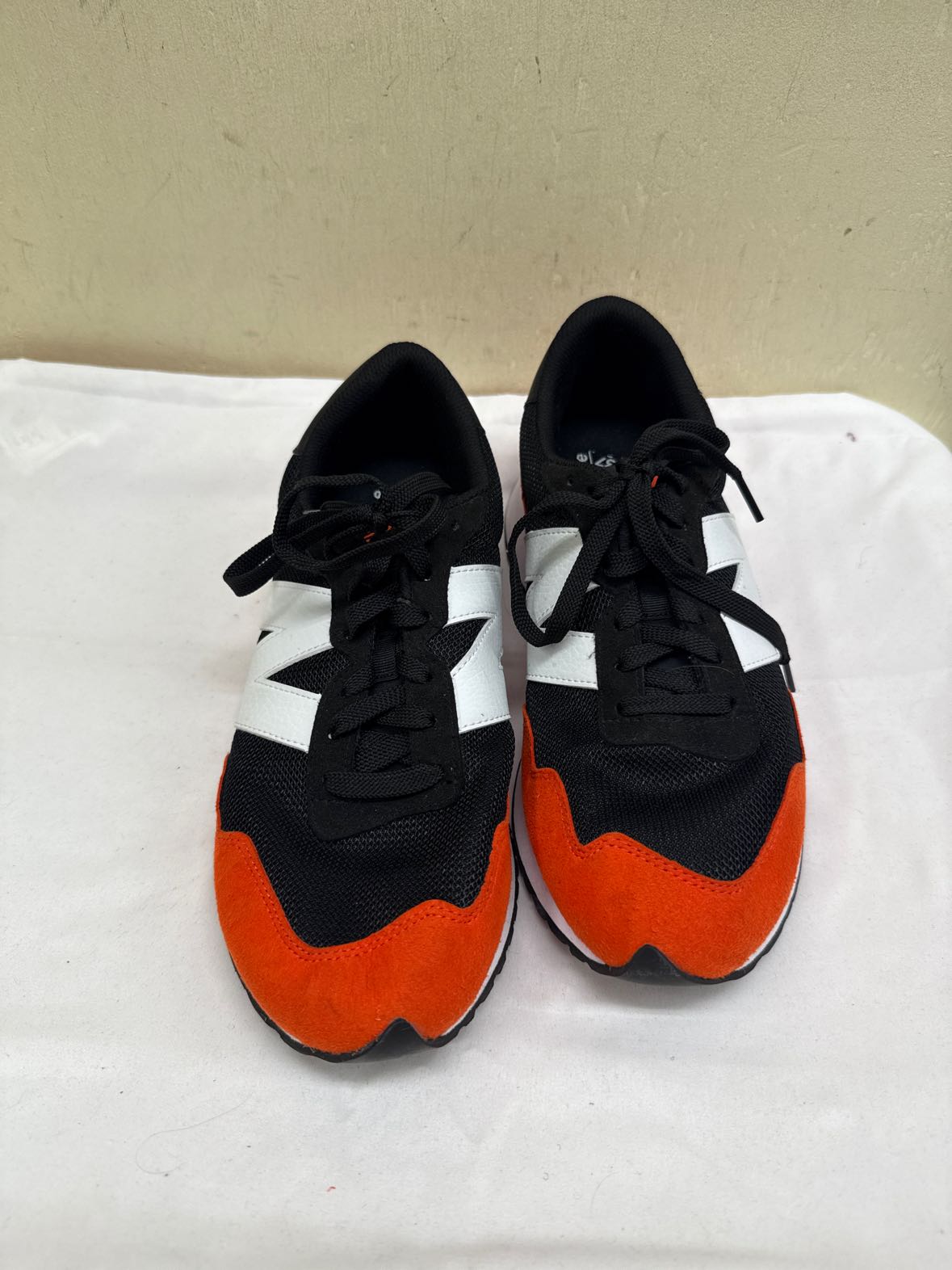 New Balance Men's Size 9 Black Shoes