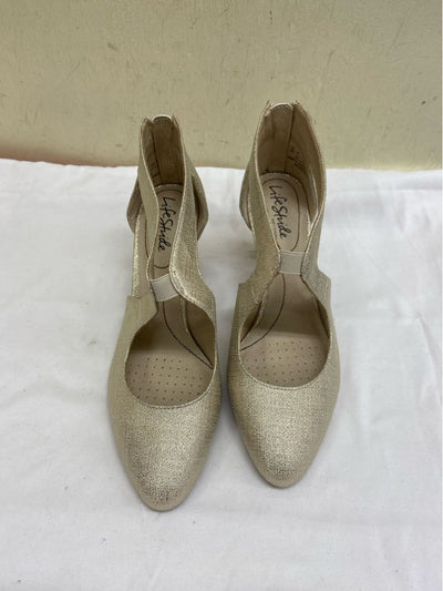 Life Stride Women's Size 8 Gold Pumps