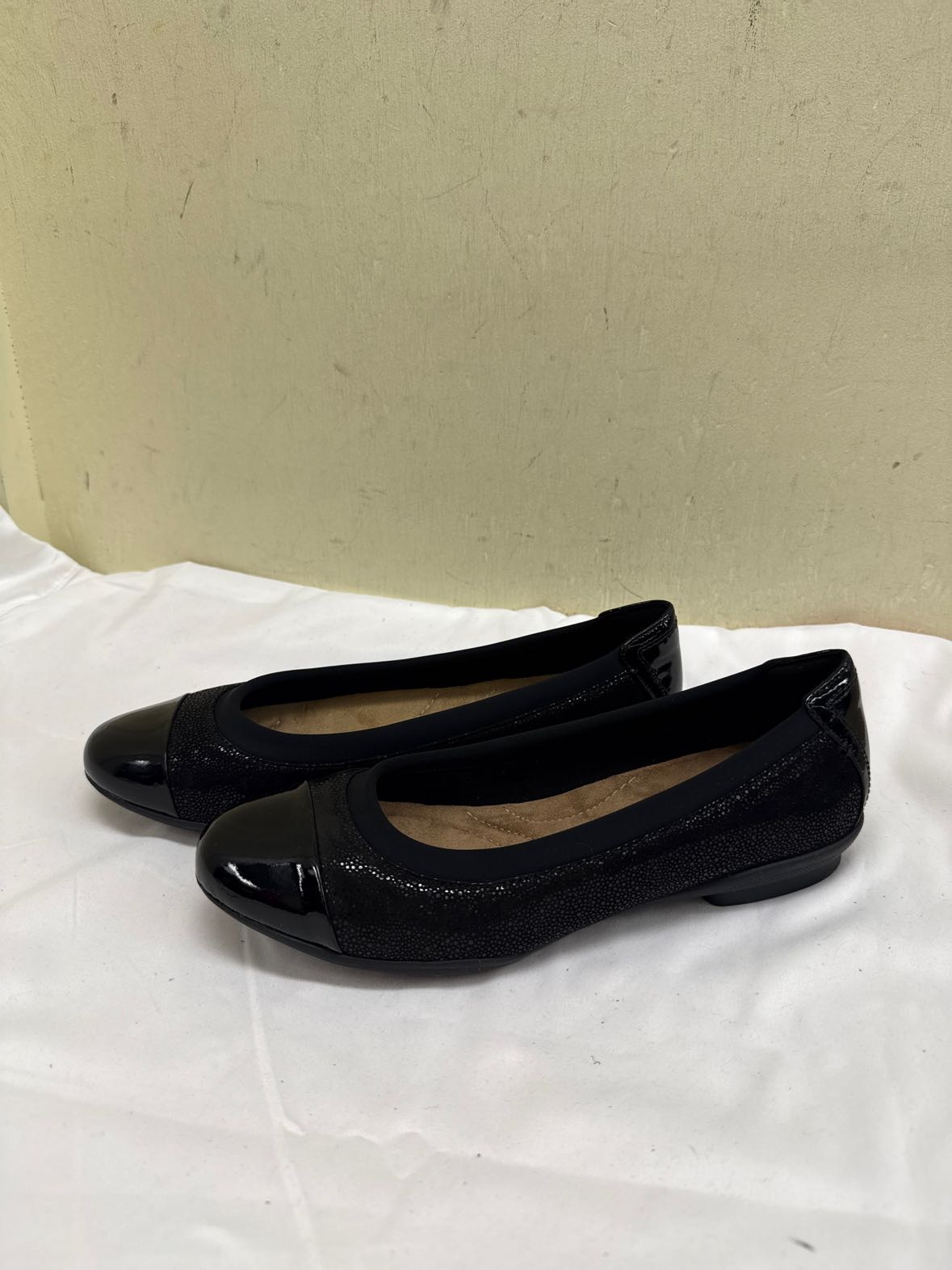 Clarks Women's Size 7-1/2 Black Flats Shoes