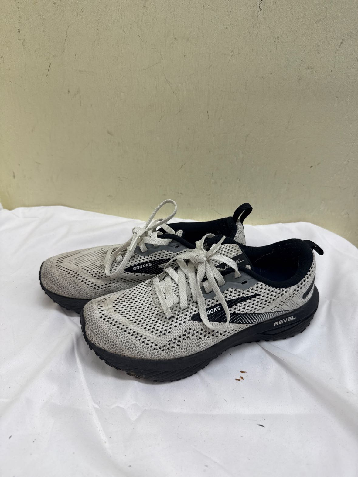 Brooks Women's Size 6 White Sneakers Shoes