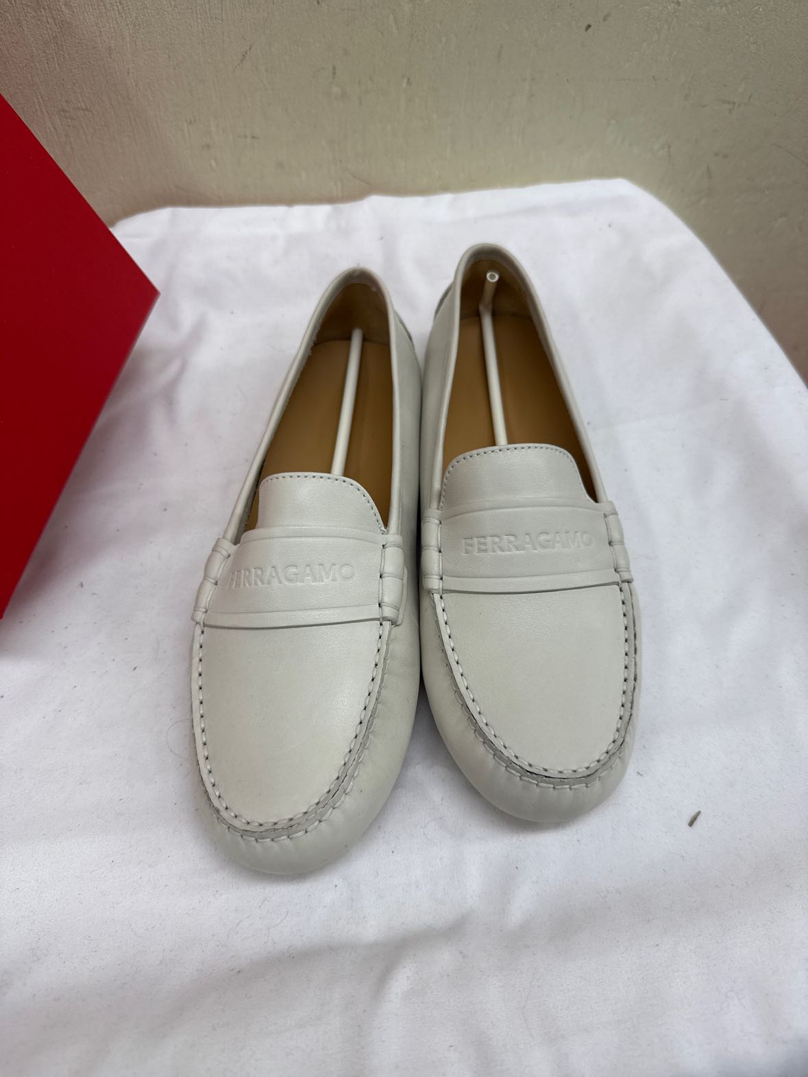 NIB Salvatore Ferragamo Iside Women's Size 8 White Leather Loafers Flats Shoes