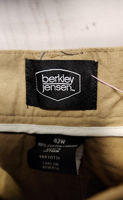 NWT Berkley Jensen Men's Size 42 Beige Shorts