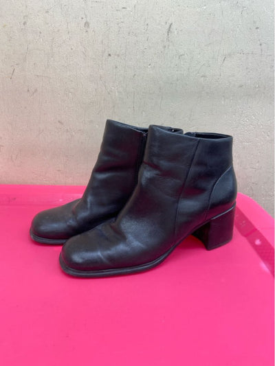 White Mountain Women's Size 9 Black Boots