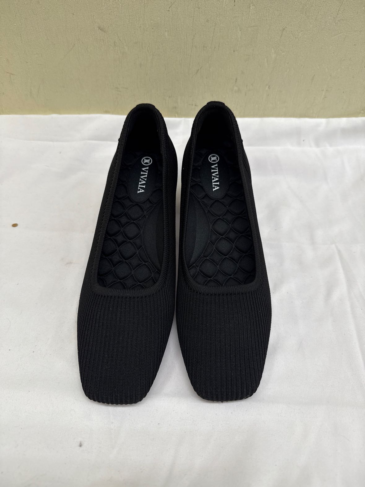 Vivaia Women's Size 39-1/2 = 9 Black Pumps