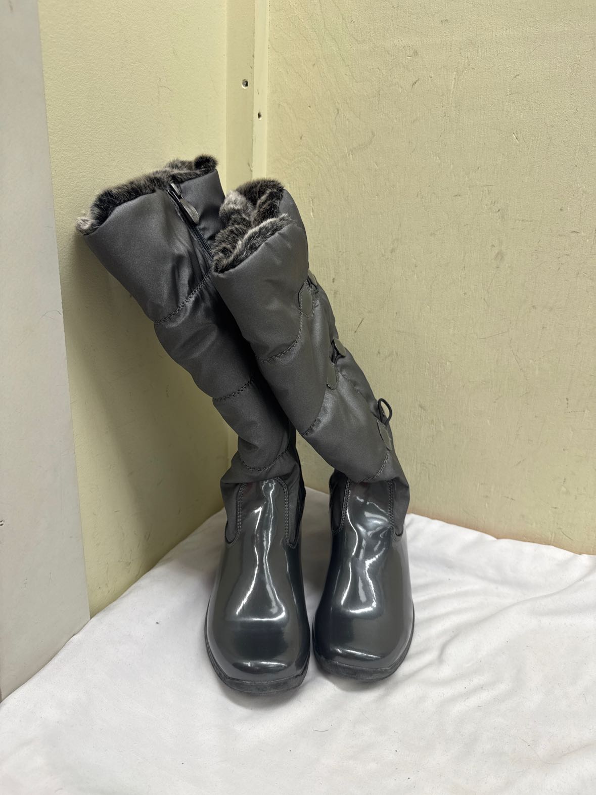 Khombu Women's Size 7-1/2 Silver Boots Shoes