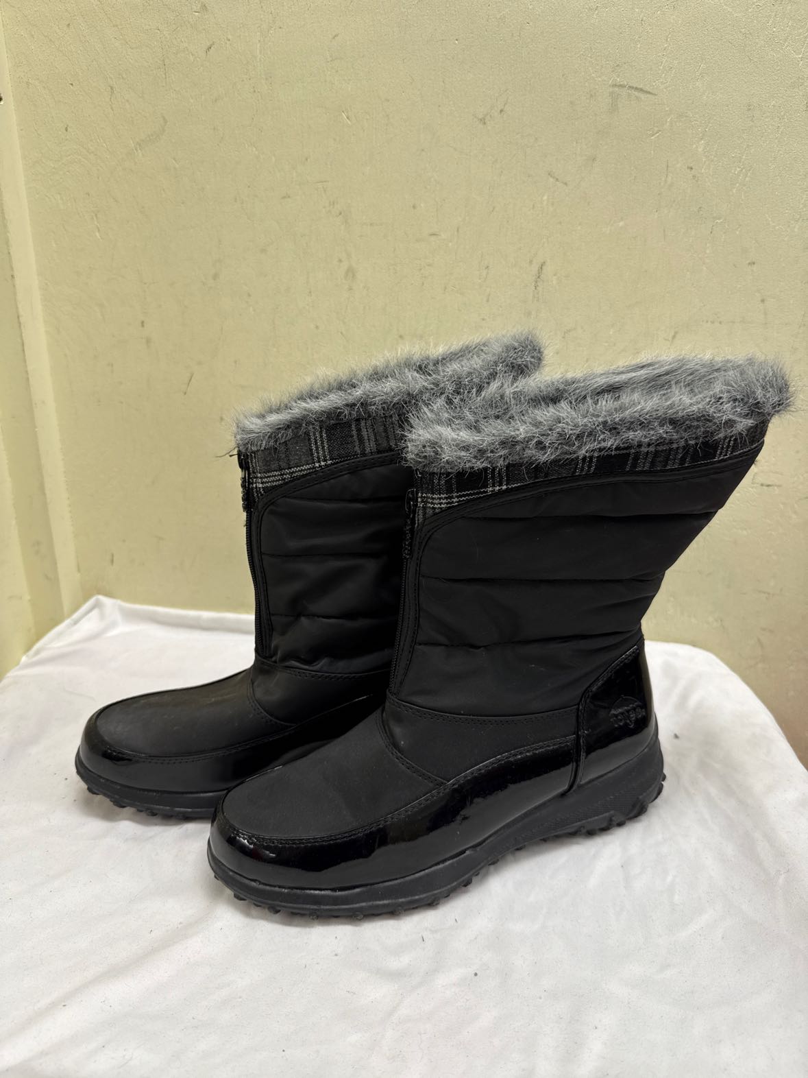 Totes Women's Size 10 Black Boots Shoes