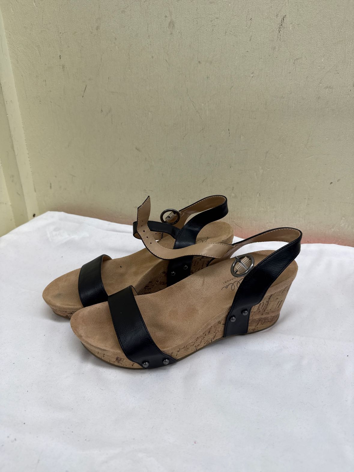 Abella Women's Size 7-1/2 Black Sandals Shoes