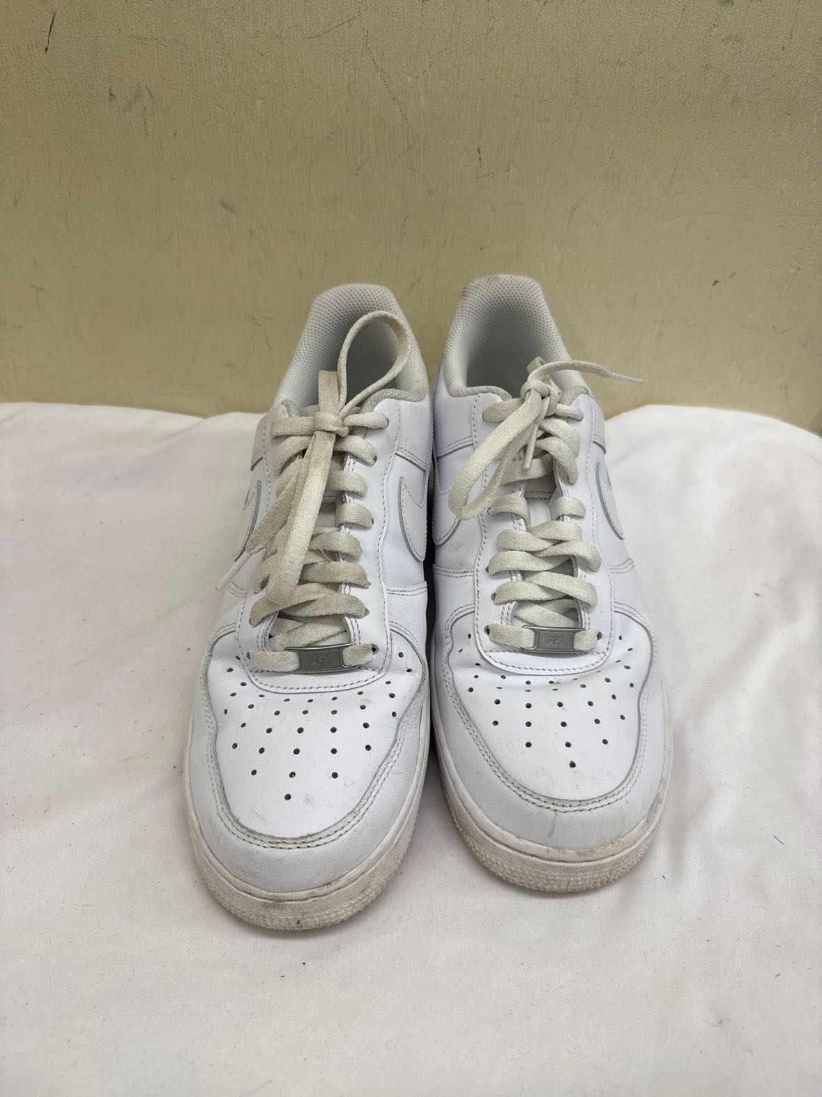 Nike Air Men's Size 10 White Sneakers Shoes