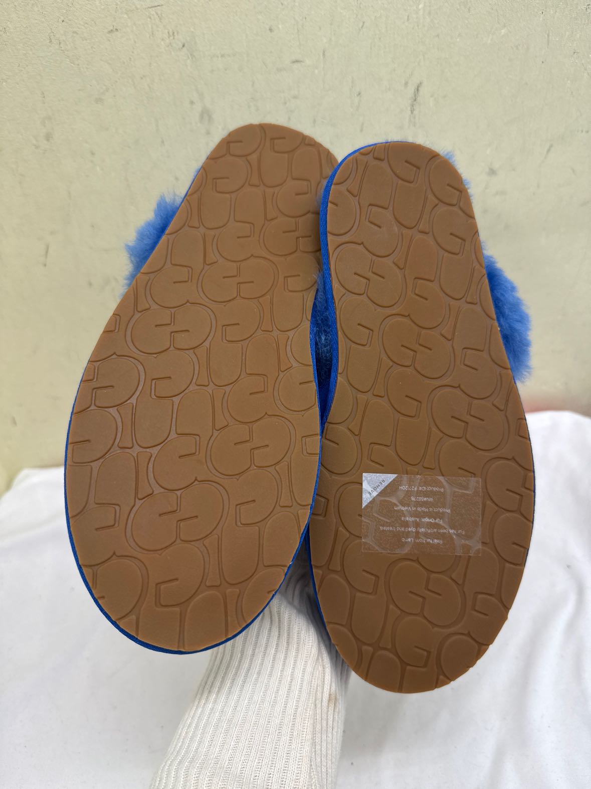 Ugg Women's Size 7 Blue Slippers