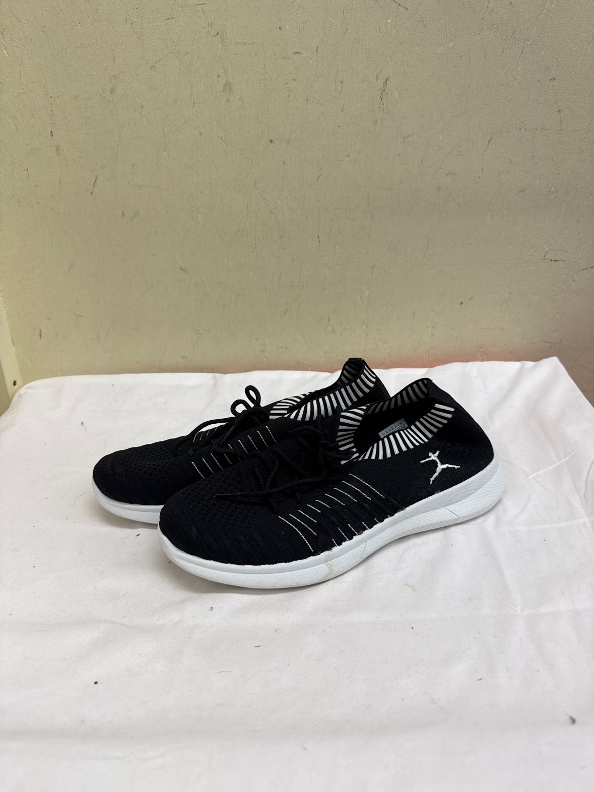 Danskin Women's Size 8-1/2 Black Sneakers