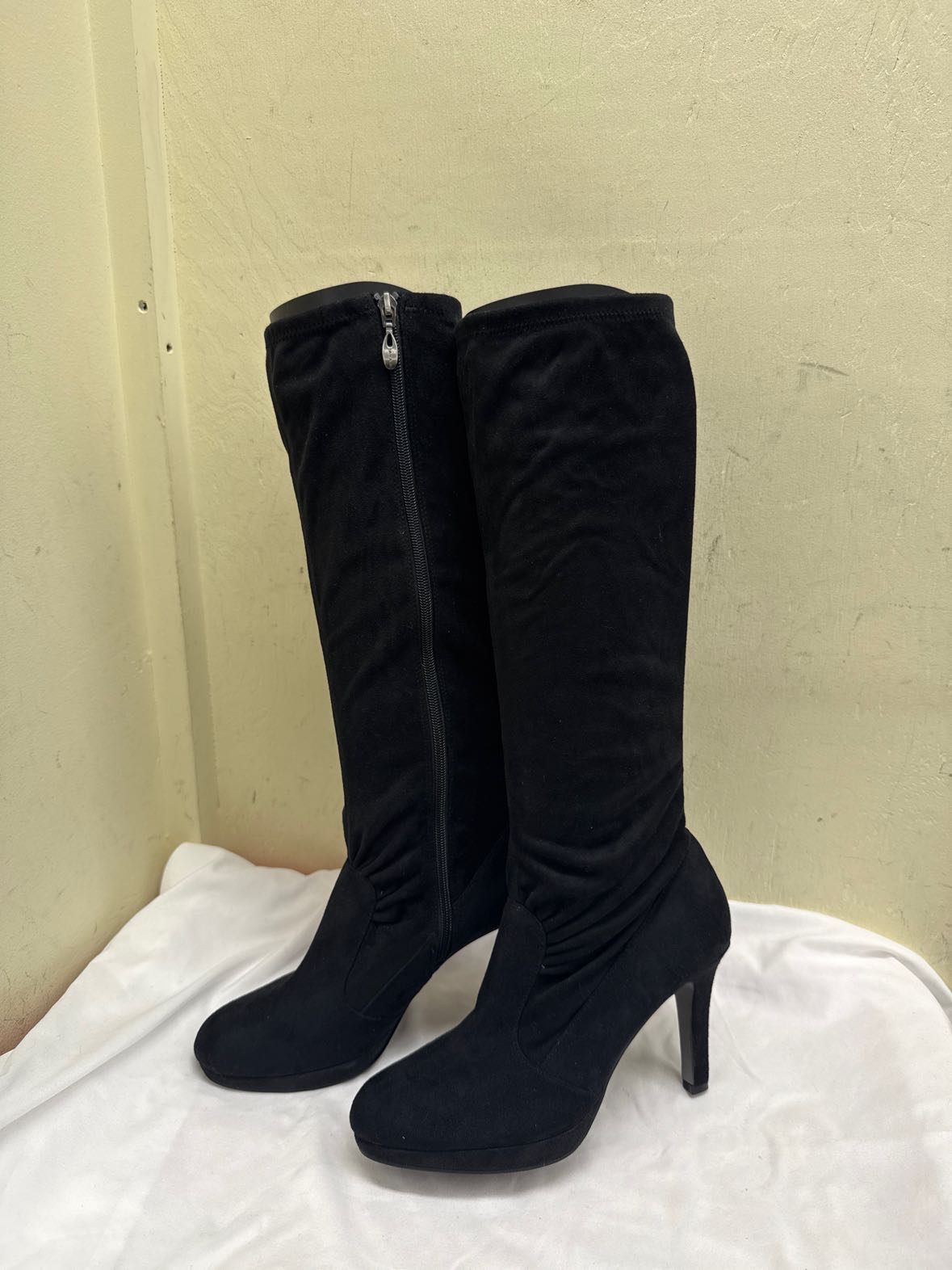 Tahari Women's Size 9 Black Boots Shoes