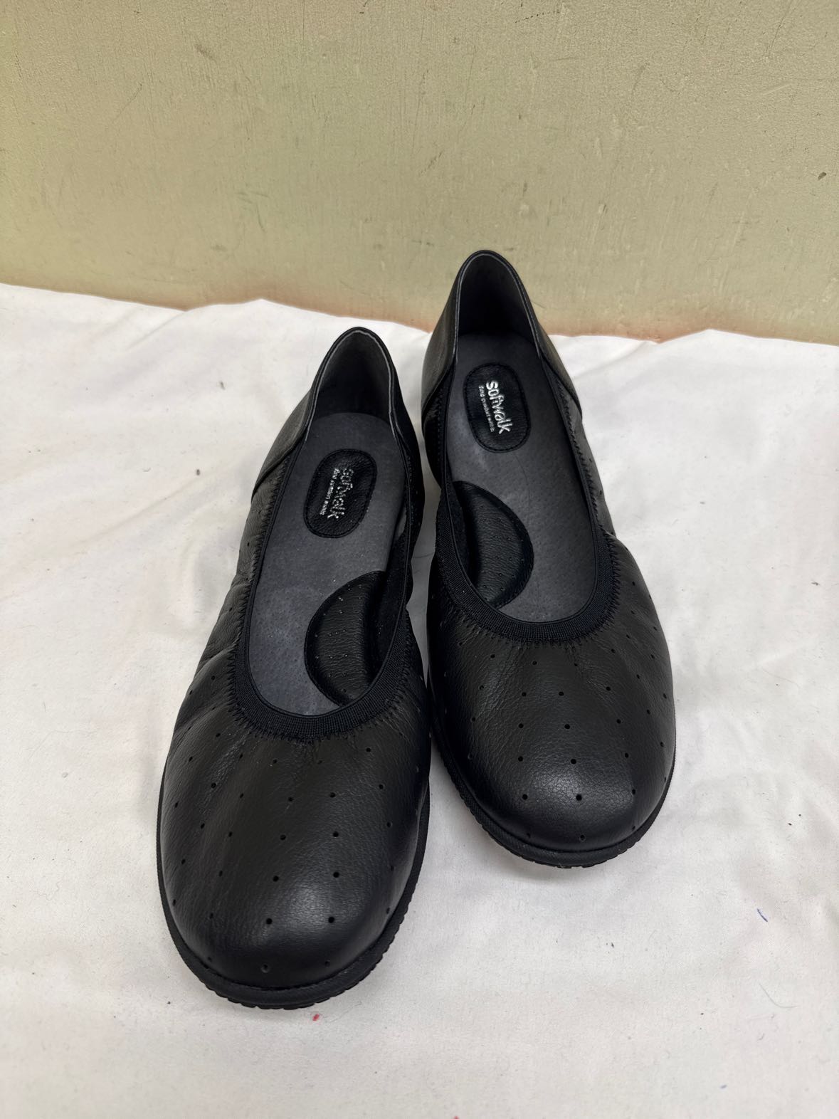 Softwalk Women's Size 9-1/2 Black Flats Shoes