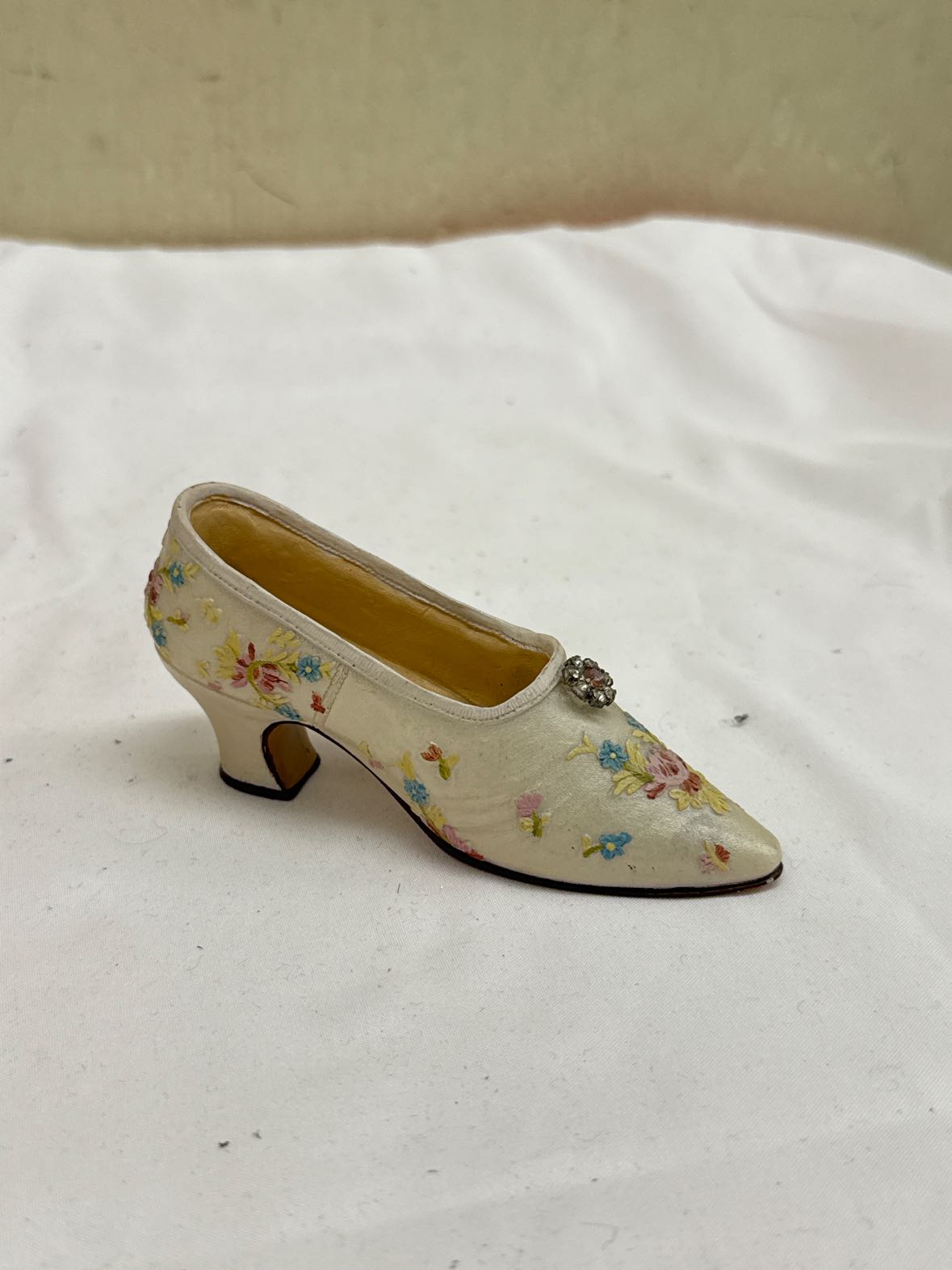 Popular Imports Co. 1999 White Pump Figurine