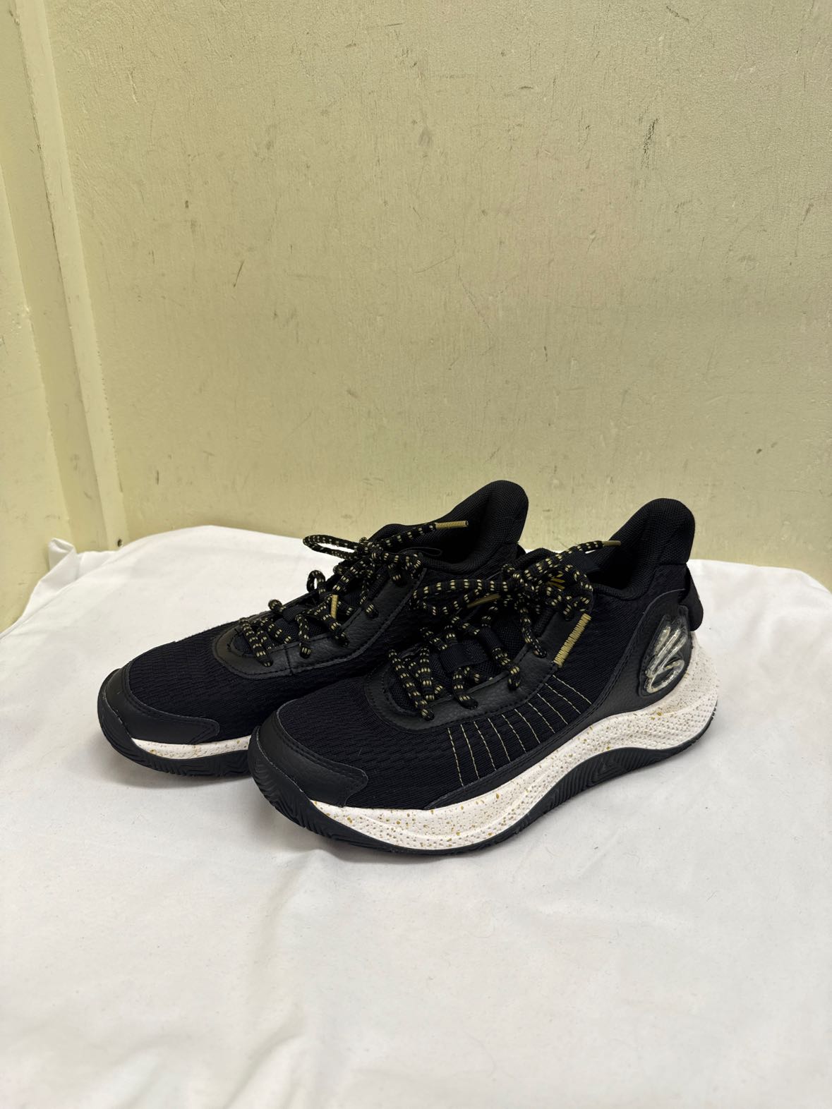 Under Armour x Curry Boy's Size 6 Black Shoes