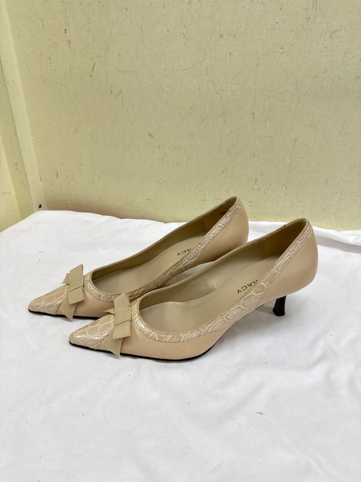 Ellen Tracy Women's Size 6-1/2 Tan Pumps Shoes