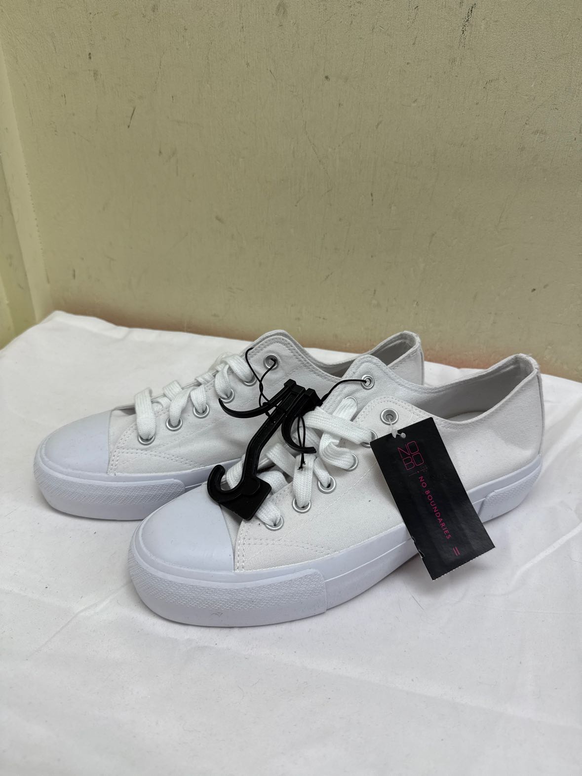 NWT No Boundaries Women's Size 11 White Sneakers