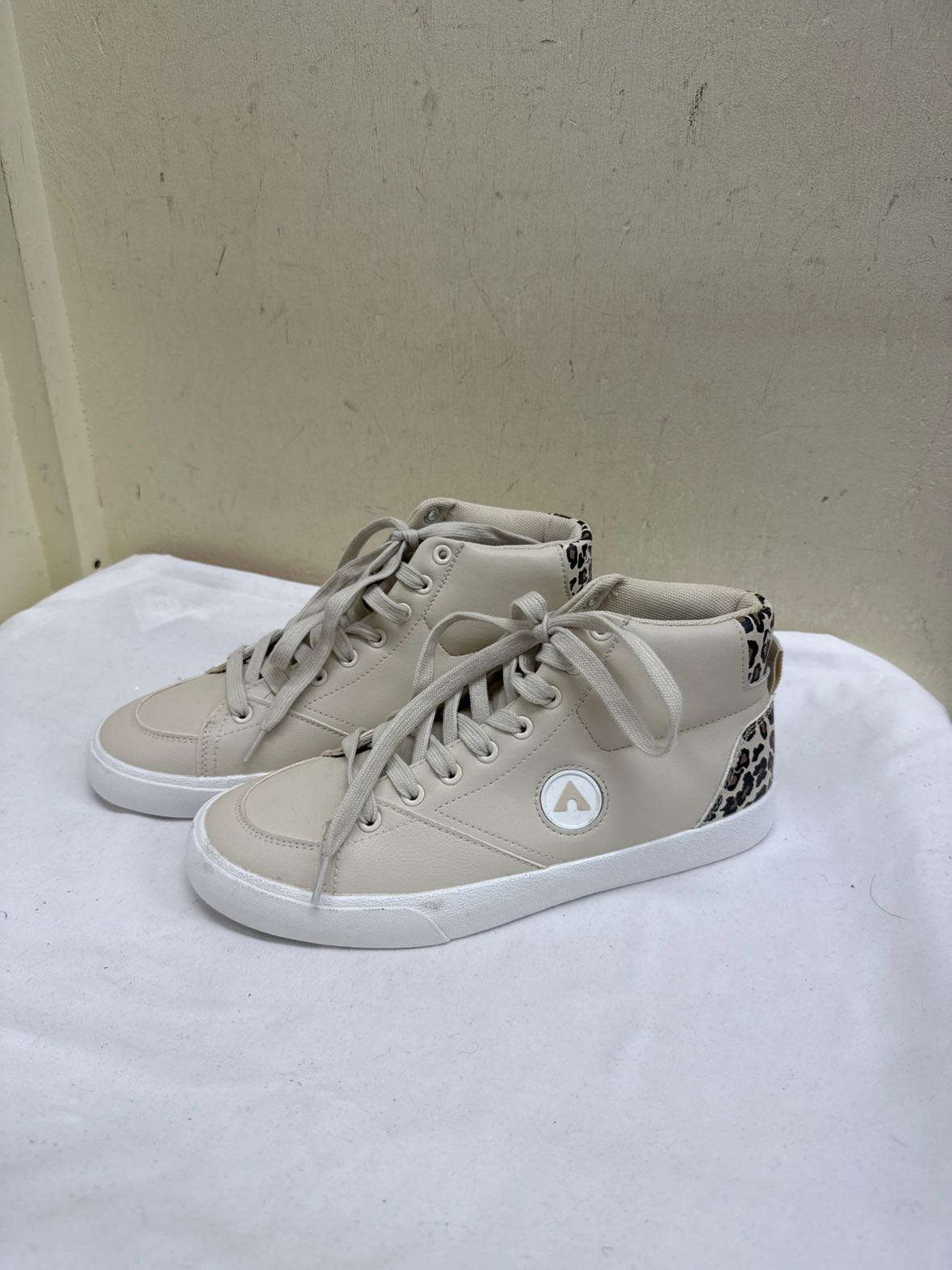 Airwalk Women's Size 9 Tan Sneakers Shoes